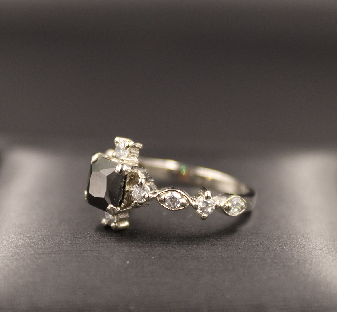 BLACK VINTAGE ZIRCON RING