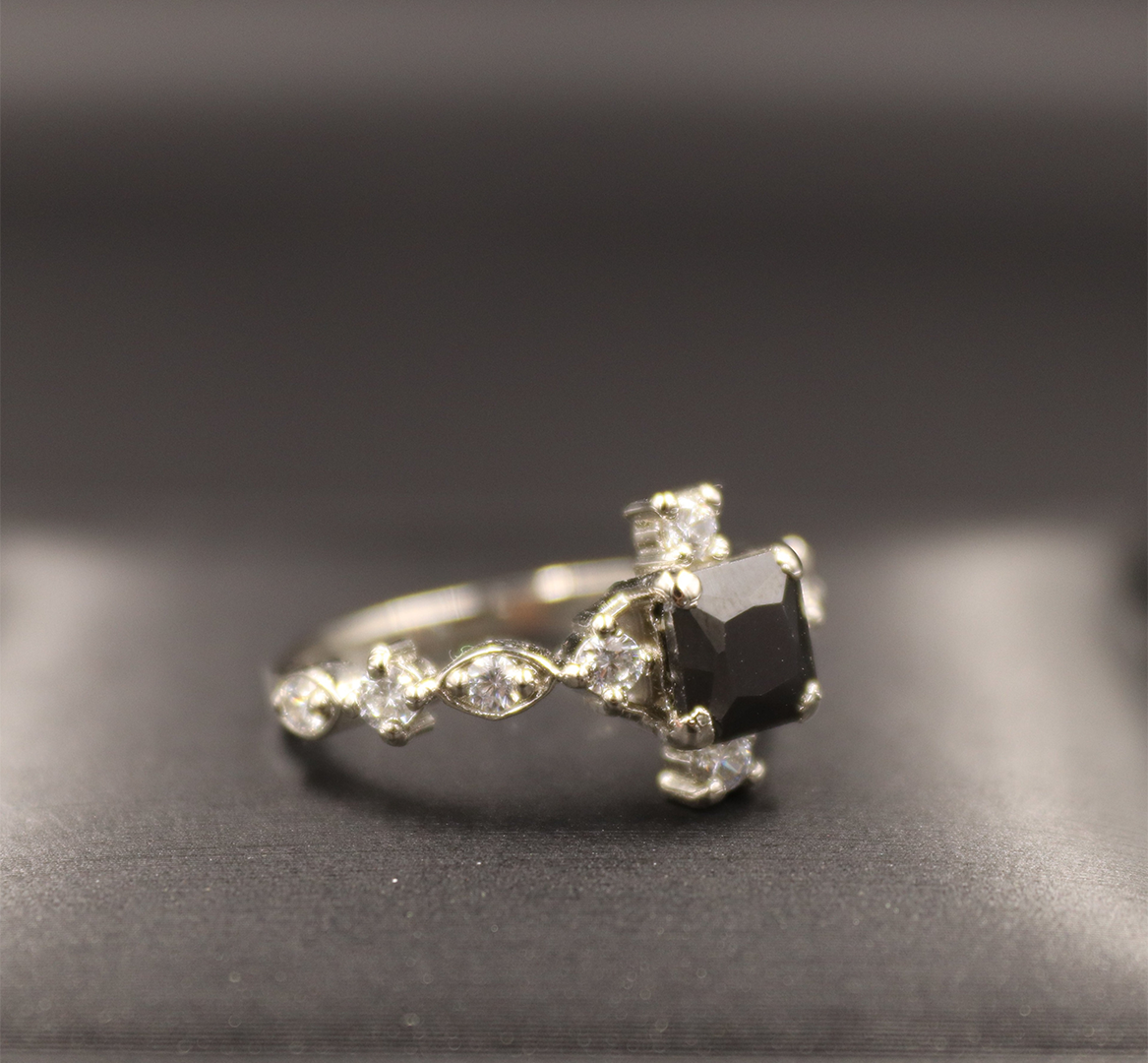 BLACK VINTAGE ZIRCON RING