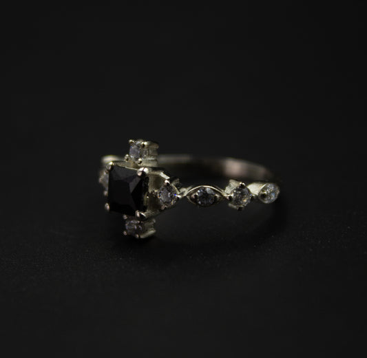 BLACK VINTAGE ZIRCON RING